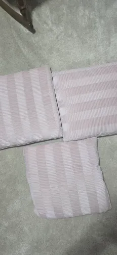 Conjunto de 3 almofadas. 50x50cm. Enchimento de plumas. Faço as três por R$ 50,00.