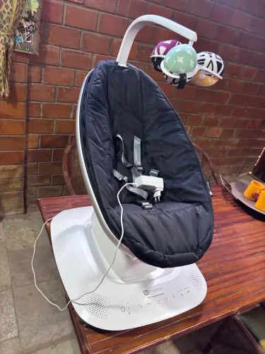 Cadeira Musical de Descanso Infantil 4moms Mamaroo 5.0 Wi-Fi Bluetooth Cor Preto