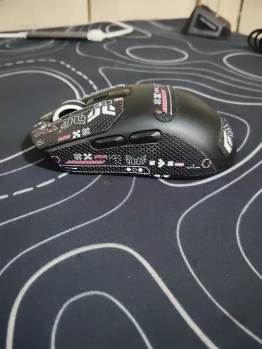 Mouse gamer, ultra leve, sensor de ótima qualidade perfeito para jogar e para trabalho    