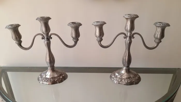 Par de candelabros em prata
