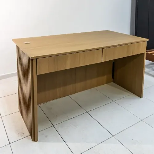 Mesa de Madeira Pura, estilo Turim na cor Amêndoa, possui um design moderno com detalhes R