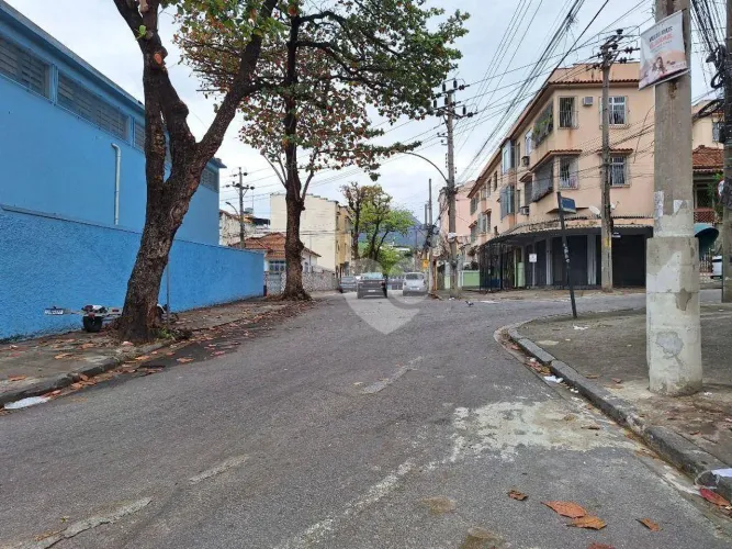 Riachuelo Vendo loja comercial com Girau area livre na frente da loja.