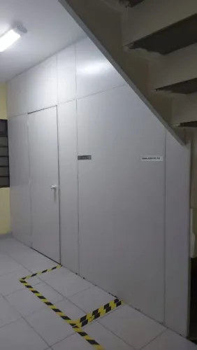 Parede divisória com porta Eucatex