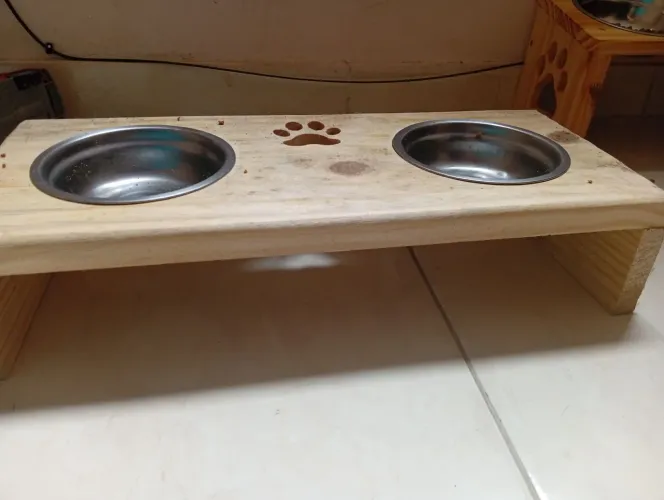 Pote de ração para gato de inox e suporte de madeira