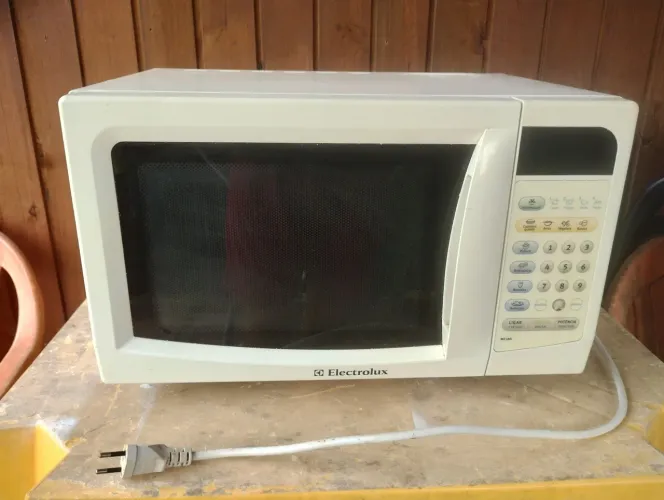 R$280 Microondas Eletrolux 18l
