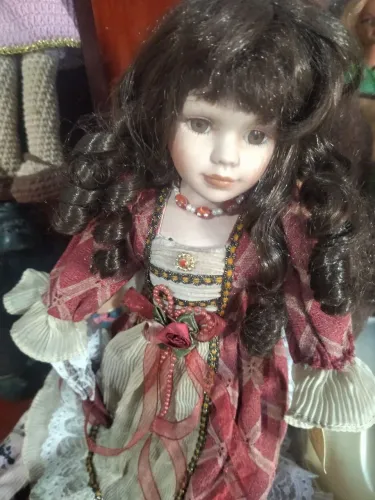 Boneca linda de porcelana antiga