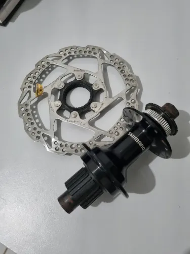 Cubo traseiro Shimano MT410