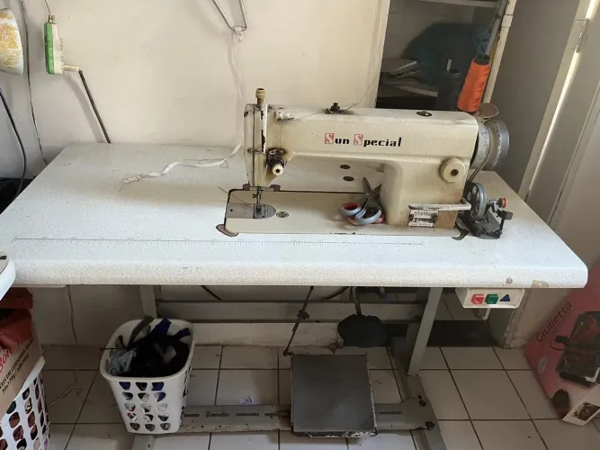 Máquina de costura reta industrial