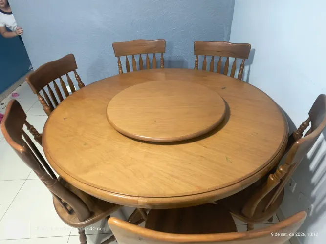 Vendo mesa de madeira, 6 cadeiras, sem avarias. Com manchas de canetinha