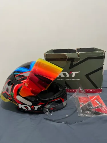 Capacete KYT TT Course Ratthapark Tamanho 56 