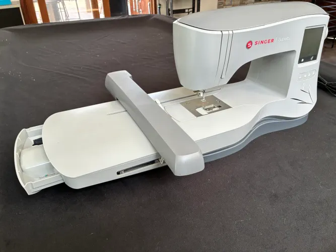 Máquina de bordar Singer Superb EM200