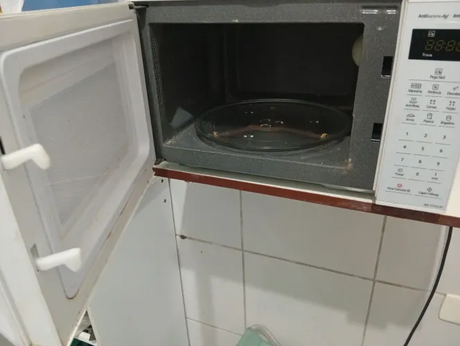 Microondas Panasonic NN-ST25LW / 21 litros com potência de 700W