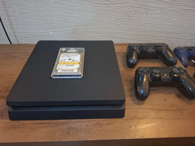 PlayStation 4+ 2 controles + HD 500gb+ cabos originais,tudo em ótimas condições.