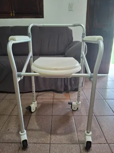 Cadeira de banho hospitalar