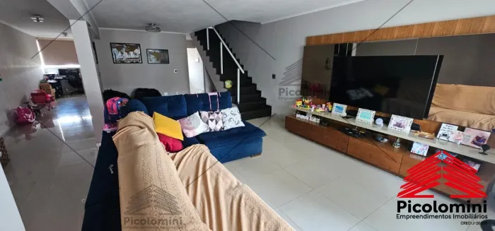Sobrado Vila Formosa com 276m², 3 Quartos, 1 Suíte, cozinha planejada, 4 Banheiros e 4 Vag