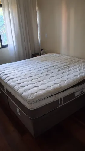 Cama King com colchão e boxes