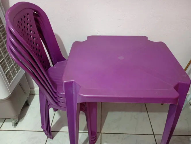 Conjunto de mesa com cadeiras