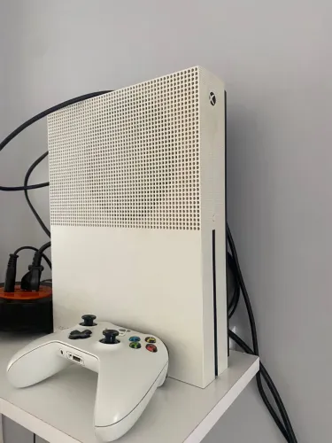 Vendo 02 Xbox One S 1TB Branco parcelado no cartão