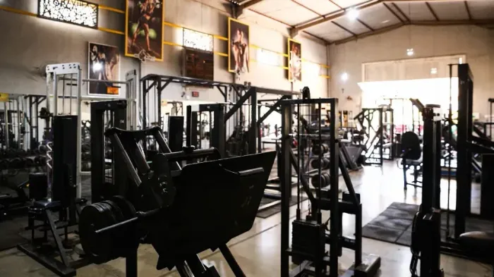 Academia musculação completa em pleno funcionamento