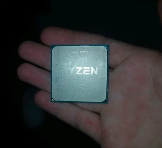 AMD RYZEN 3 3200G 