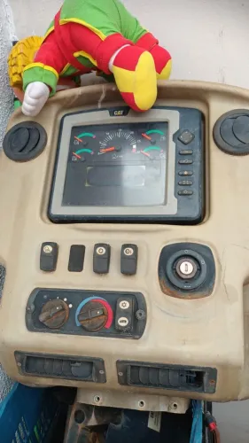 Vendo painel completo do trator de esteira caterpillar D6N,também tenho os joystick