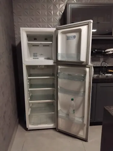 Vendo geladeira usada, COM DEFEITO!