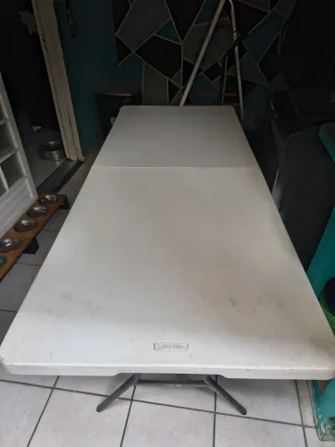 Mesa dobrável vira maleta usada 1,80cm X  0, 75cm