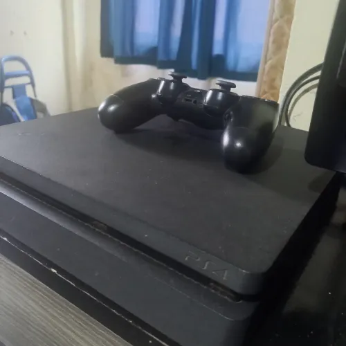 PlayStation 4 Slim (usado) + 1 Controle + 6 Jogos físicos