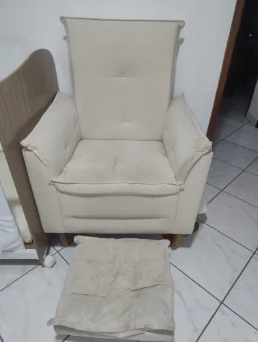 Vendo Poltrona de Amamentação com apoio para os pés