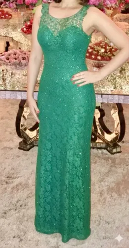 Vestido de Gala Verde Esmeralda: Elegância em Renda e Brilho