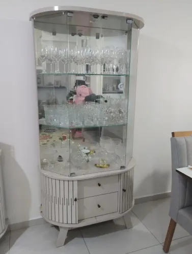 Cristaleira Moderna em Perfeito Estado