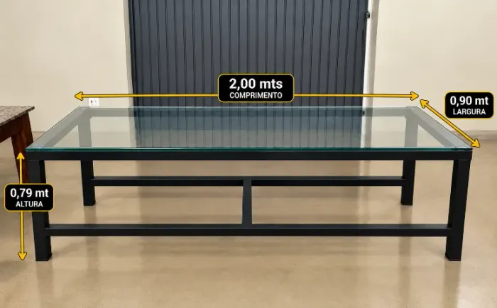 Elegante mesa com estrutura em Metalon 40x40 e tampo de vidro 5mm. Ideal para complementar