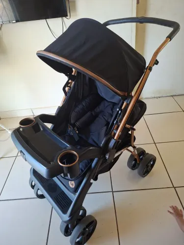 Carrinho Tutti Baby Bolt preto e dourado