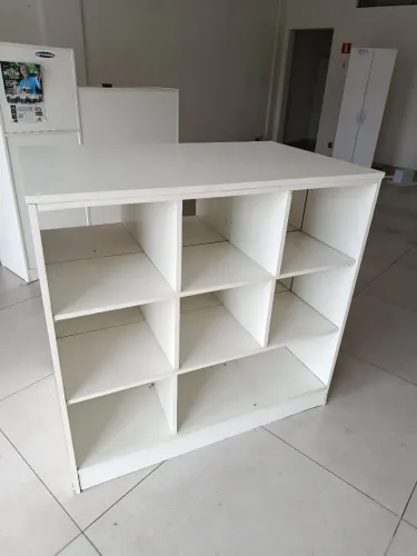 Balcão expositor dois lados em MDF EM BOAS CONDIÇÕES!