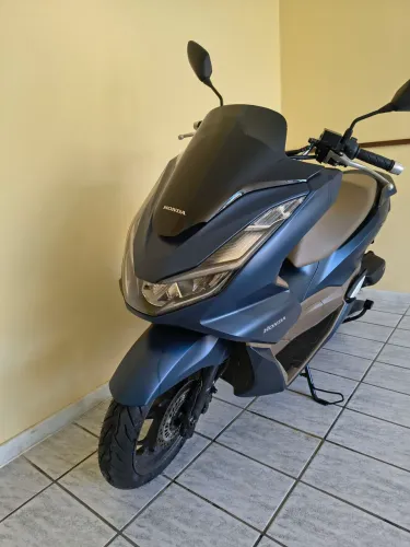 Honda PCX 160 DLX 2024 - 5.800km + Capacete LS2 + luva + capa de chuva
