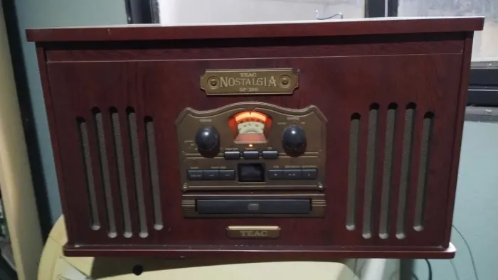 Rádio, toca vinil, toca CD modelo vintage