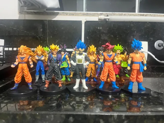 Lote 17 bonecos do Dragon Ball (usados)