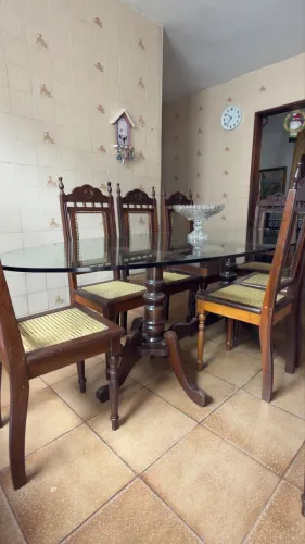 Mesa colonial de vidro com 8 cadeiras