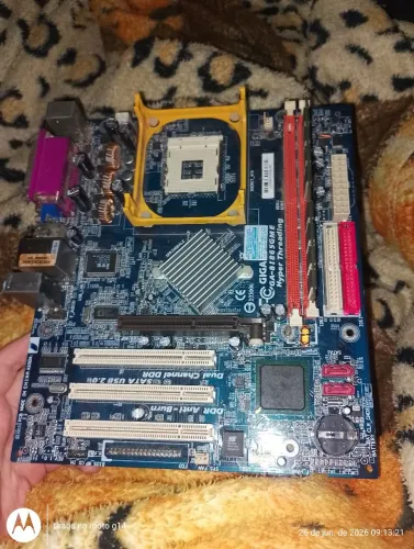 Kit Placa-mãe Gigabyte GA-81865GME + Memória Ram 1 Giga de 400