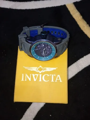 Vende-se este relógio invicta.