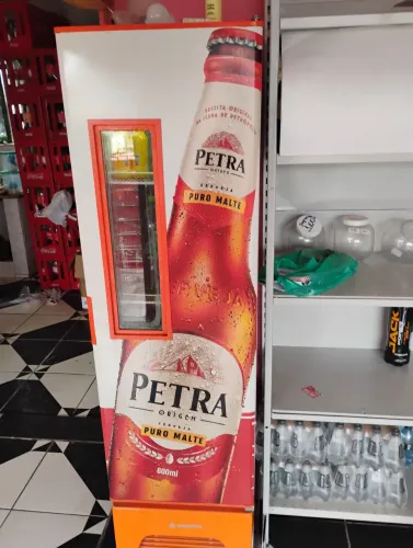 Cervejeira e prateleiras