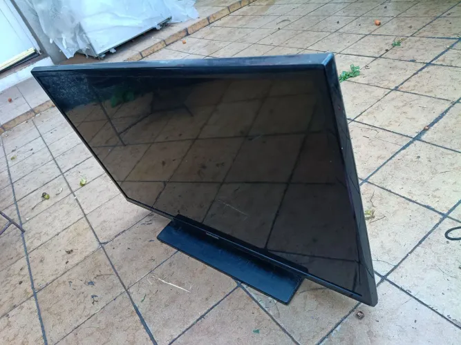 Tv de 32 polegadas Samsung UN32FH4205GXZDcom tela queimada e barras queimada 