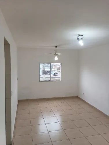 Aluga-se Kitnet - com garagem -ótima localização 