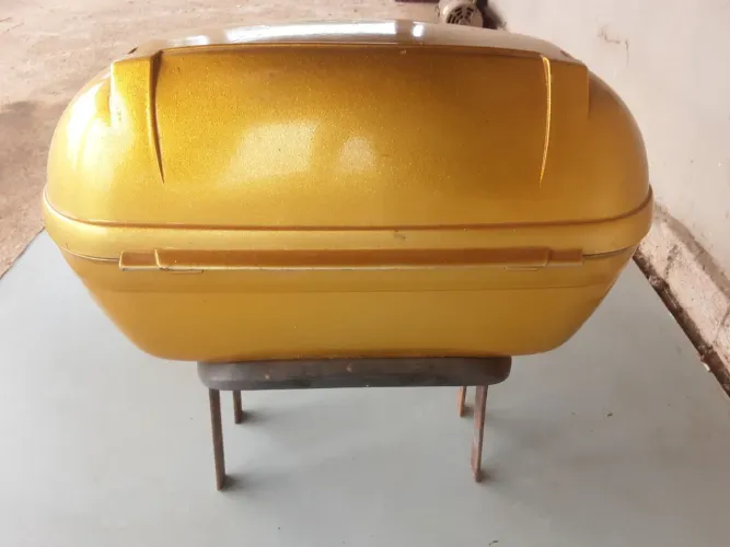 Baú e lote de peças para moto