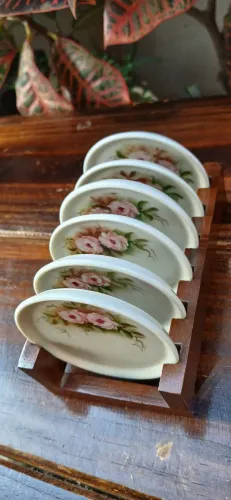 Porta copos em  porcelana pintado à mão. 