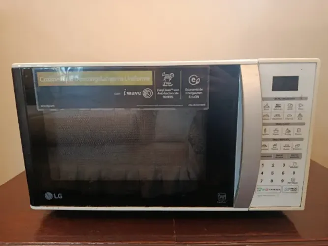 Micro-ondas LG 23L Easy Clean [127V] | Limpa com um pano, testado