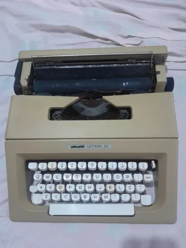Maquina de escrever Olivetti Lettera