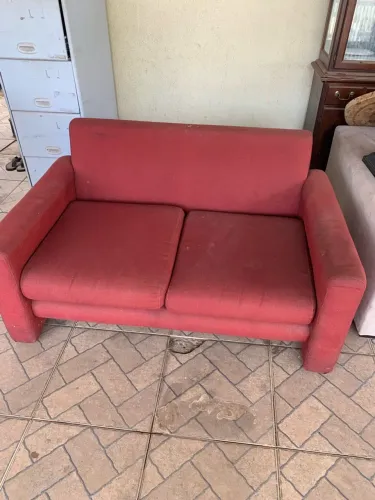 Sofá de dois lugares na cor vermelha, confortável e compacto, ideal para sua sala.