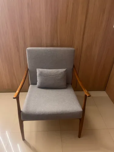 Vendo poltrona em madeira