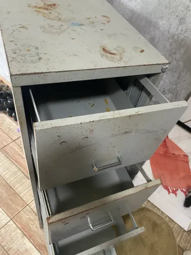 Vendo Armário Grande de quatro gavetas